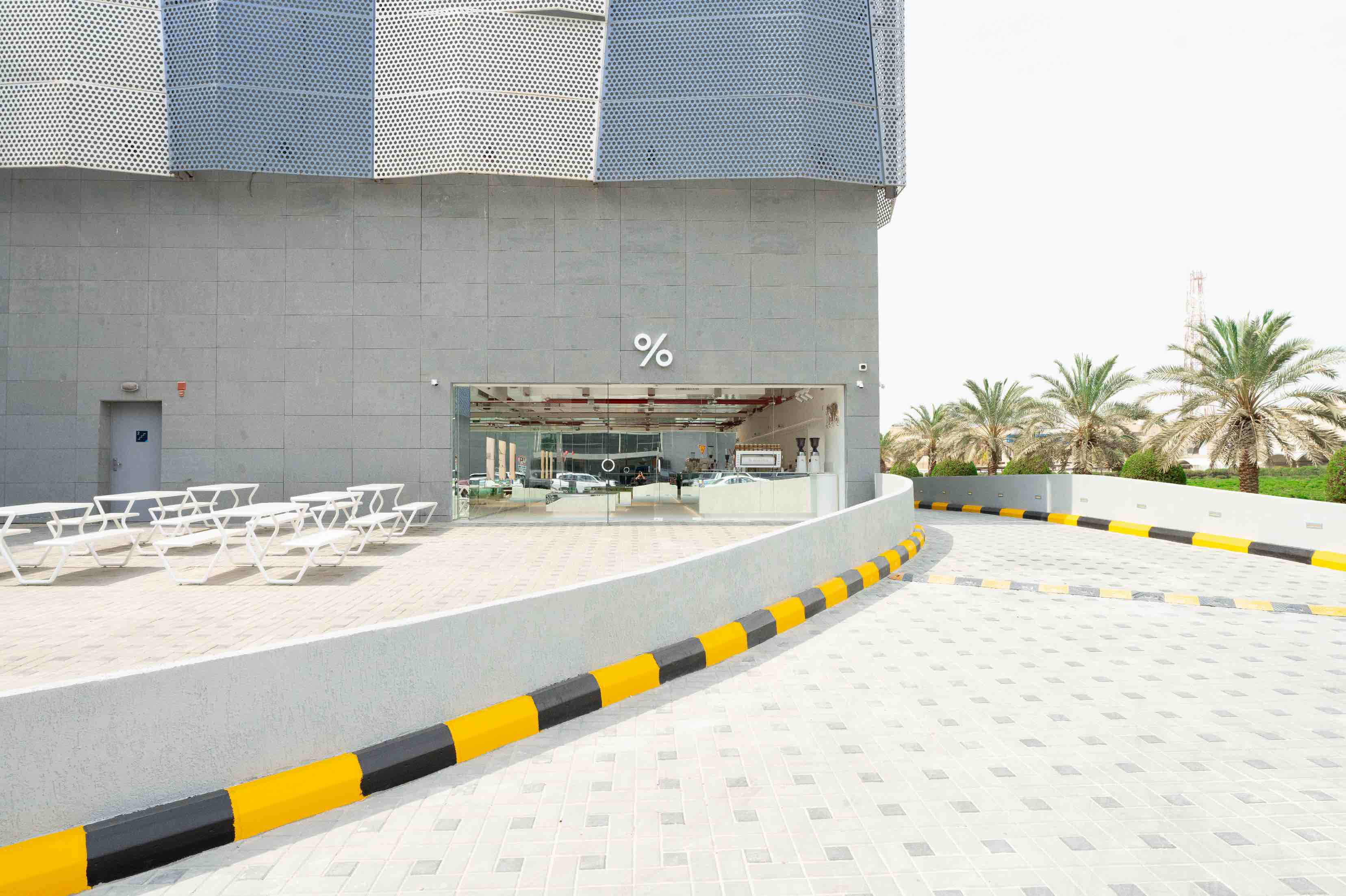 % ΔRΔBICΔ Kuwait Airport T5 Drive Thru